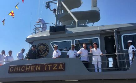 Peña Nieto abandera nueva guardia costera de la Armada de México