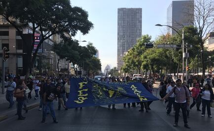 Miembros del STUNAM marchan hacia el Zócalo