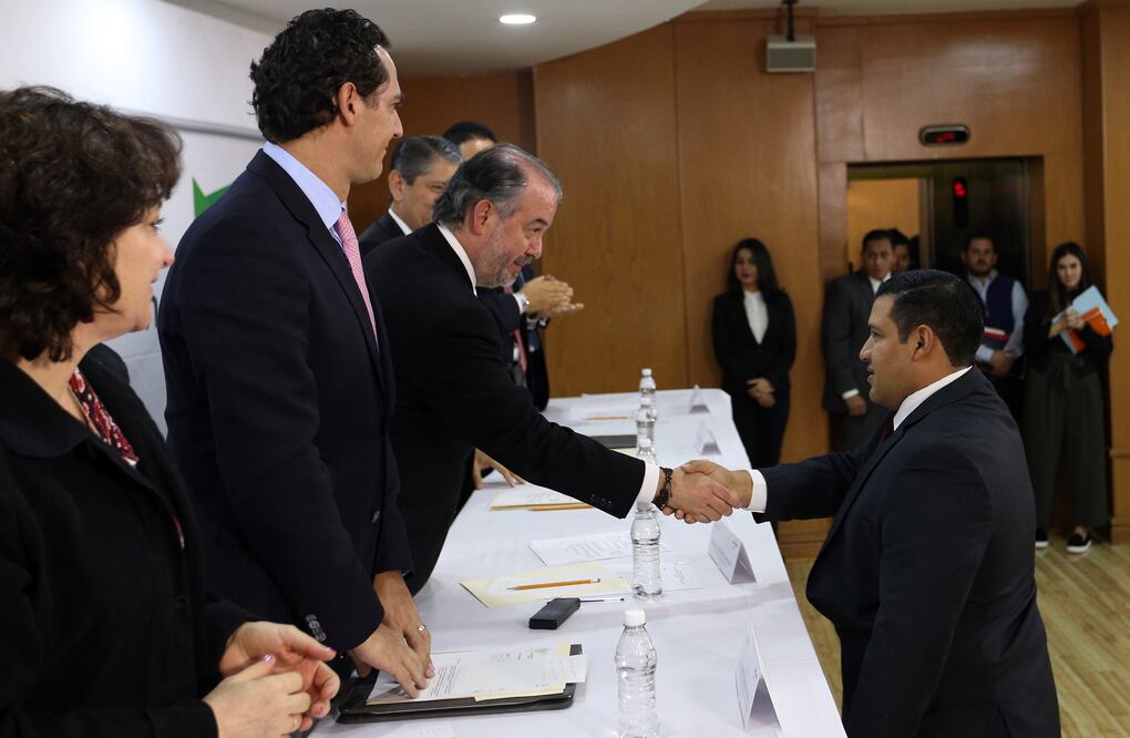 Raúl Cervantes, titular de la PGR, presidió la ceremonia de ascenso de 104 servidores públicos adscritos a esa dependencia (PGR)