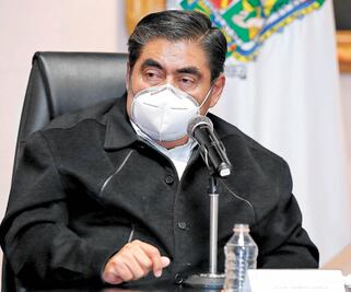 Van tras la pista de asesinos de agente en Puebla