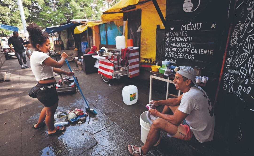 Entre las acciones para la inclusión de migrantes está el entregar formatos del “padrón de huéspedes”. Autoridades esperan que en febrero lleguen más personas a la CDMX ante las medidas anunciadas por Trump. Foto: de DIEGO SIMÓN. EL UNIVERSAL