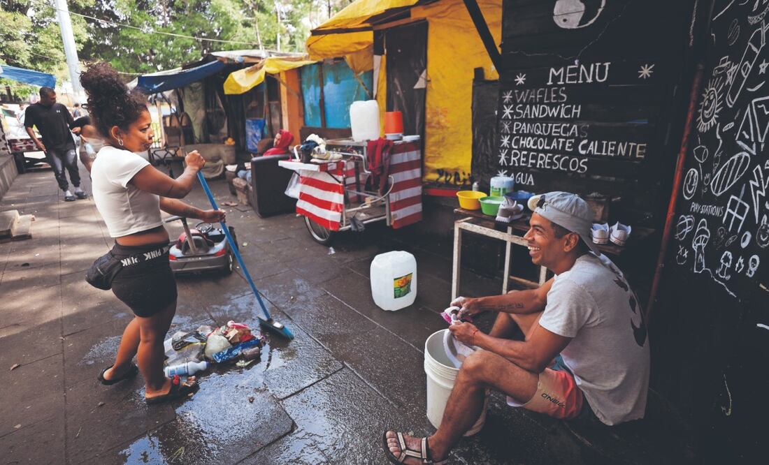 Entre las acciones para la inclusión de migrantes está el entregar formatos del “padrón de huéspedes”. Autoridades esperan que en febrero lleguen más personas a la CDMX ante las medidas anunciadas por Trump. Foto: de DIEGO SIMÓN. EL UNIVERSAL