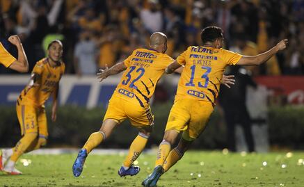 Un aficionado de Tigres se metió al campo para festejar el gol del triunfo con los jugadores