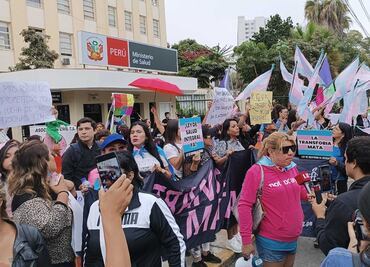 "No somos enfermos mentales"; protestan en Perú por decreto que describe la transexualidad como trastorno mental