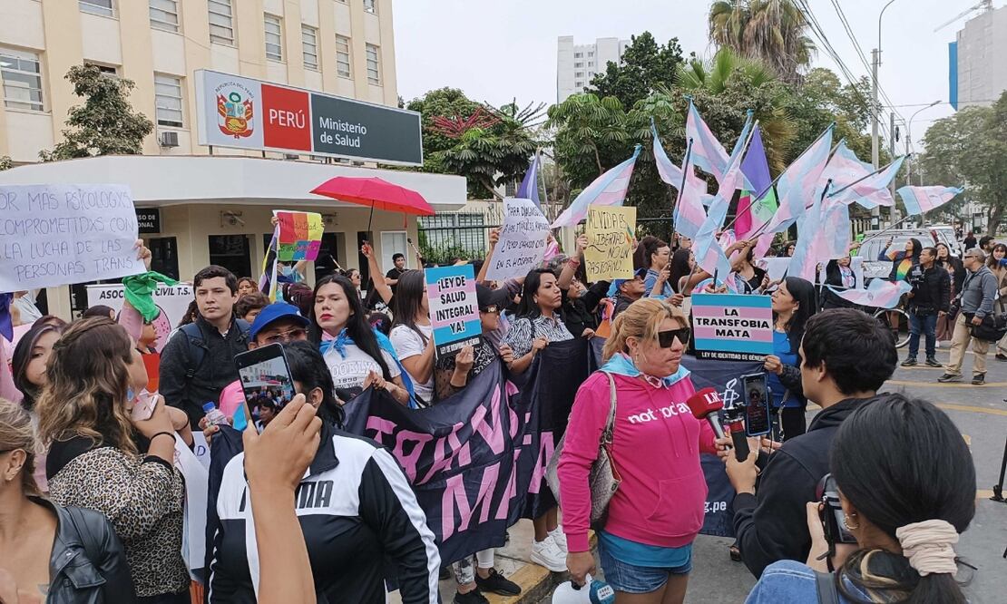 Unos 200 manifestantes se reunieron frente a la sede del Ministerio de Salud, en Lima, para rechazar la decisión del gobierno. Foto: X