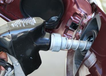 Cómo denunciar a las gasolineras que no dan litros completos