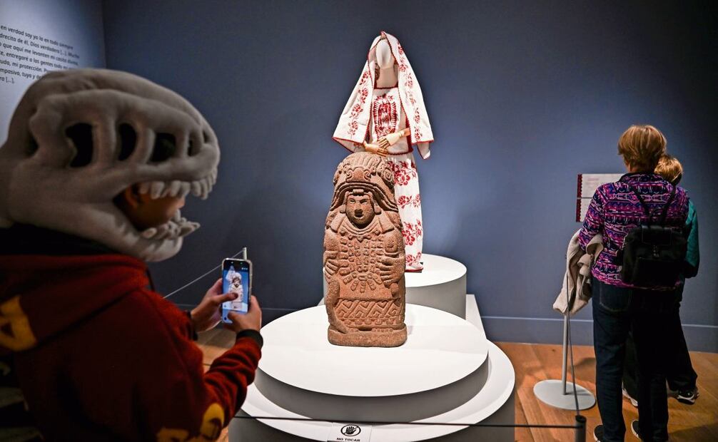 MADRID, 31/10/2025.- El Ministerio de Asuntos Exteriores y la Secretaría de Cultura del Gobierno de México presentan este viernes la exposición 'La mitad del mundo. La mujer en el México indígena', que reúne 435 piezas procedentes de colecciones de todo México en un proyecto binacional con el que se busca reforzar los vínculos entre ambos países, en la Casa de México de Madrid. EFE/ Fernando Villar