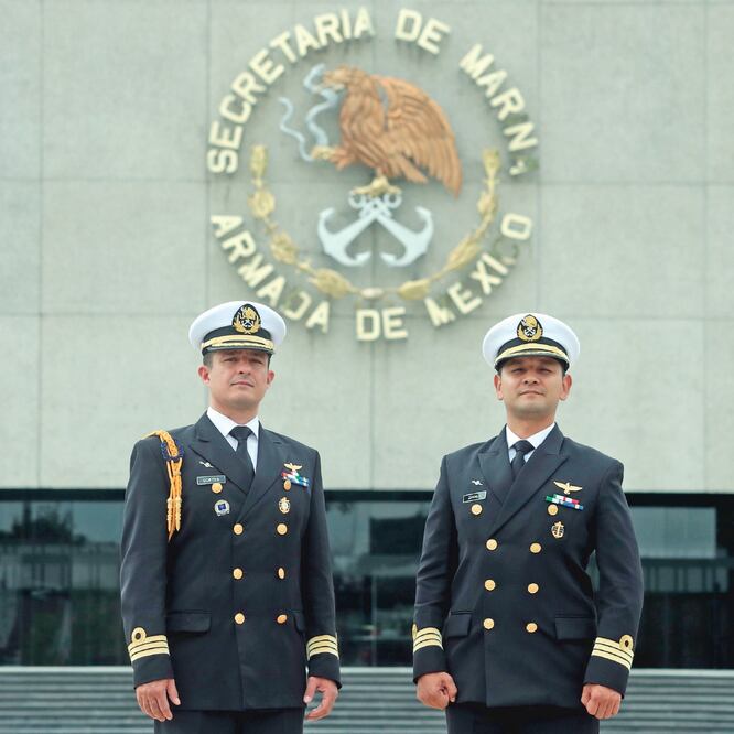 Héctor Cortés Álvarez y Arturo Zavala Herrera, pilotos de la Marina. Foto: ARIEL OJEDA. EL UNIVERSAL