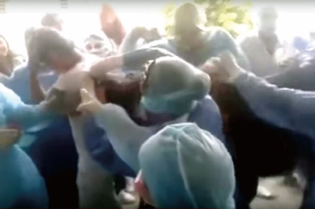 A través de redes sociales se difundió un video en el que se observa la agresión a los estudiantes de nuevo ingreso en la UV (ESPECIAL)