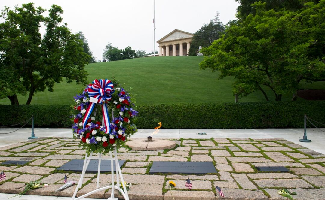 El lunes se depositó una ofrenda floral en la tumba de Kennedy en el Cementerio Nacional de Arlington, Texas (Foto: AP)