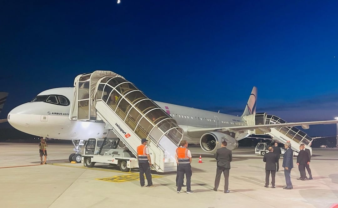 La delegación iraní encabezada por el ministro de Exteriores, Abás Araqchí, a su llegada a Suiza para las negociaciones con Estados Unidos (20/06/2026). Foto: @SwissMFA