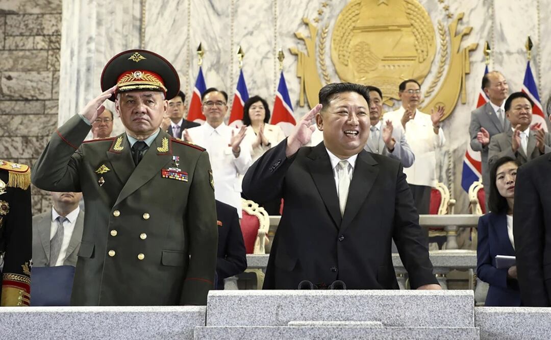 El gobernante norcoreano Kim Jong Un, y el ministro de Defensa ruso, Sergei Shoigu, asisten a un desfile militar con motivo del 70 aniversario del armisticio que puso fin a la lucha en la Guerra de Corea de 1950 a 1953. Foto: AP
