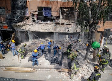 Descartan heridos por derrumbe de edificio en demolición en Tlalpan