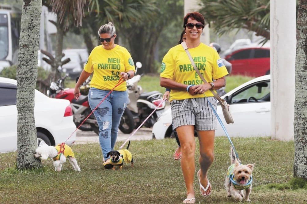 Partidarias del presidente electo de Brasil, Jair Bolsonaro, pasean con sus perros frente al condominio del ultraderechista en Río de Janeiro. (SERGIO MORAES. REUTERS)