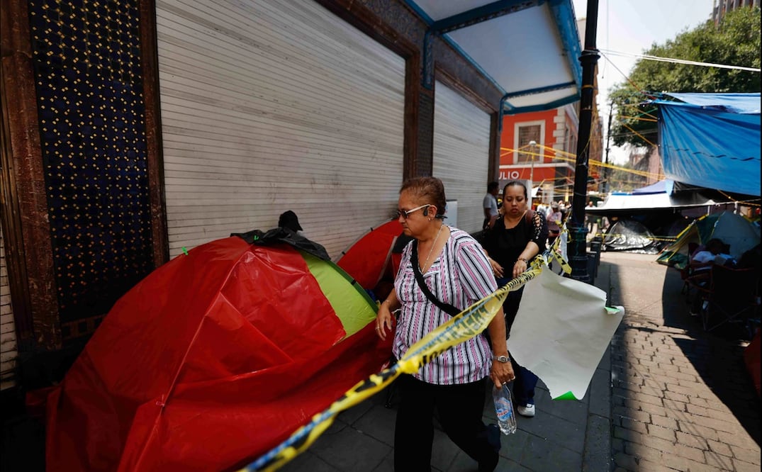 El plantón de maestros de la CNTE ha provocado una disminución en las ventas de hasta 80% en los comercios del Centro Histórico de la Ciudad de México. Foto: Diego Simón Sánchez/EL UNIVERSAL