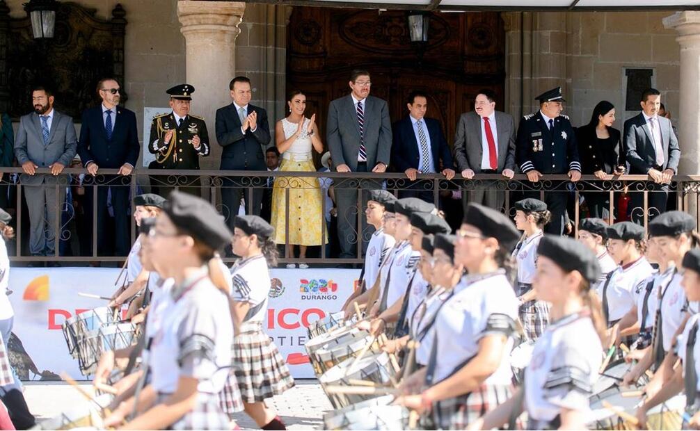 El gobernador Esteban Villegas junto a su esposa Marisol Rosso, el Comandante de la Décima Zona Militar, Issac Bravo López, miembros del Gabinete Estatal y Municipal, presenciaron el tradicional desfile. Foto: Especial