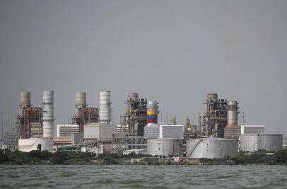 Venezuela considera venta de petróleo a EU una transacción entre gobiernos "legítimos e independientes"; "es una transacción comercial"
