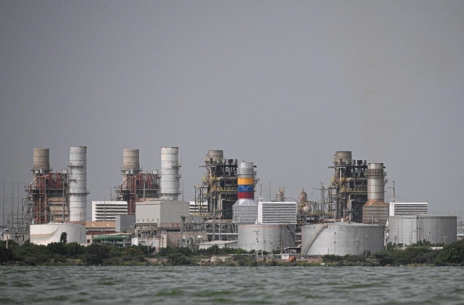 "Cursa una negociación con Estados Unidos para la venta de volúmenes de petróleo, en el marco de las relaciones comerciales que existen entre ambos países", indicó en un comunicado la empresa estatal Petróleos de Venezuela (Pdvsa). Foto: AFP