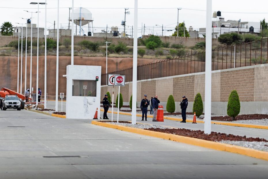 Desde hace algunos días ya hay vigilancia en la caseta que se encuentra antes de llegar al almacén. Foto; Diego Prado / EL UNIVERSAL