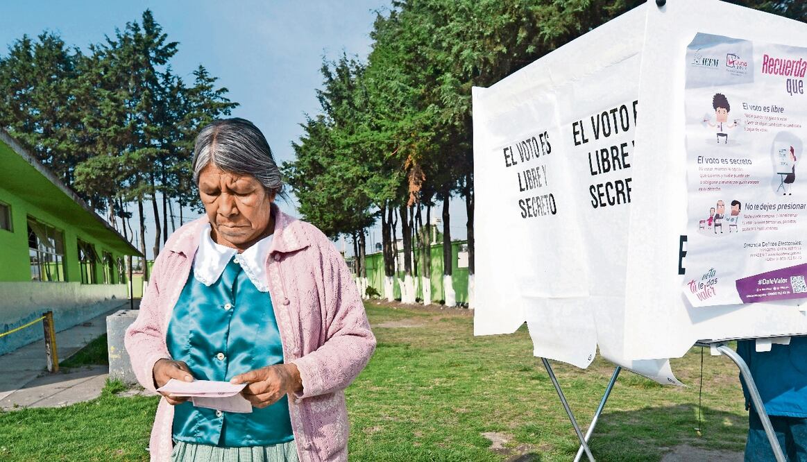 Woman & voting booth - File photo/EL UNIVERSAL