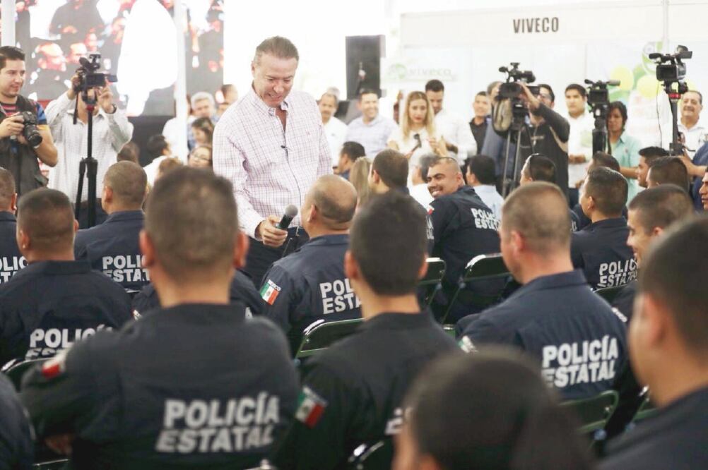 El gobernador Quirino Ordaz anunció a los policías que ninguno de sus hijos se quedará sin beca de transporte, les darán 400 pesos mensuales para ello.