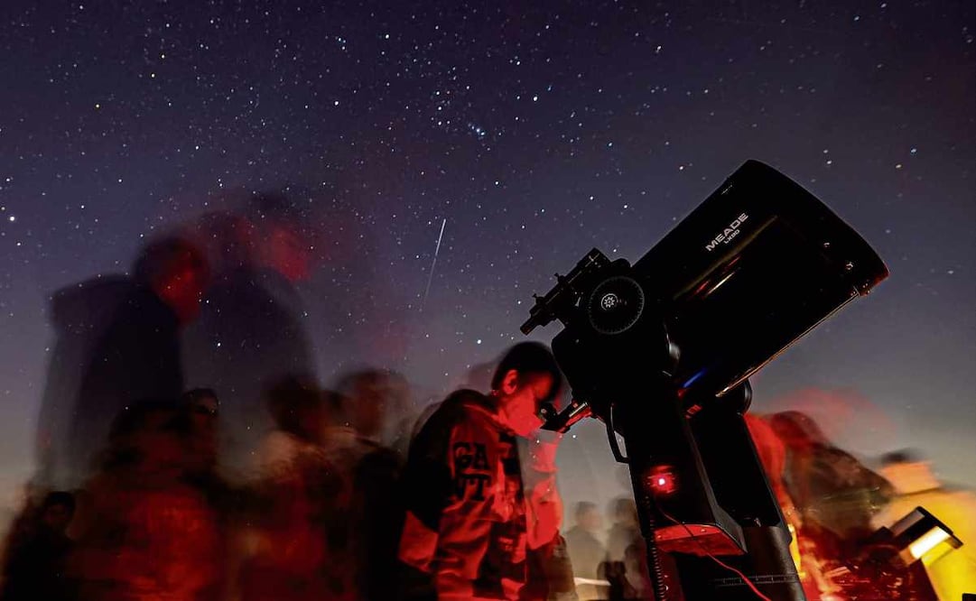 Personas reunidas en el desierto de Dubai para observar la alineación planetaria 27 de enero. Foto: Ali Haider / EFE