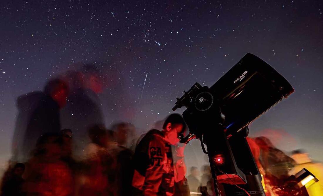 Personas reunidas en el desierto de Dubai para observar la alineación planetaria 27 de enero. Foto: Ali Haider / EFE