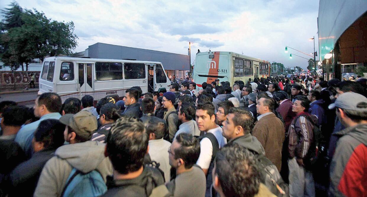 De acuerdo con el diputado Gabriel Godínez las obras que tienen parcialmente cerrada la Línea Dorada provoca largas filas de personas en el servicio de RTP, que es insuficiente, y favoreció la presencia de taxistas pirata (ARCHIVO EL UNIVERSAL)