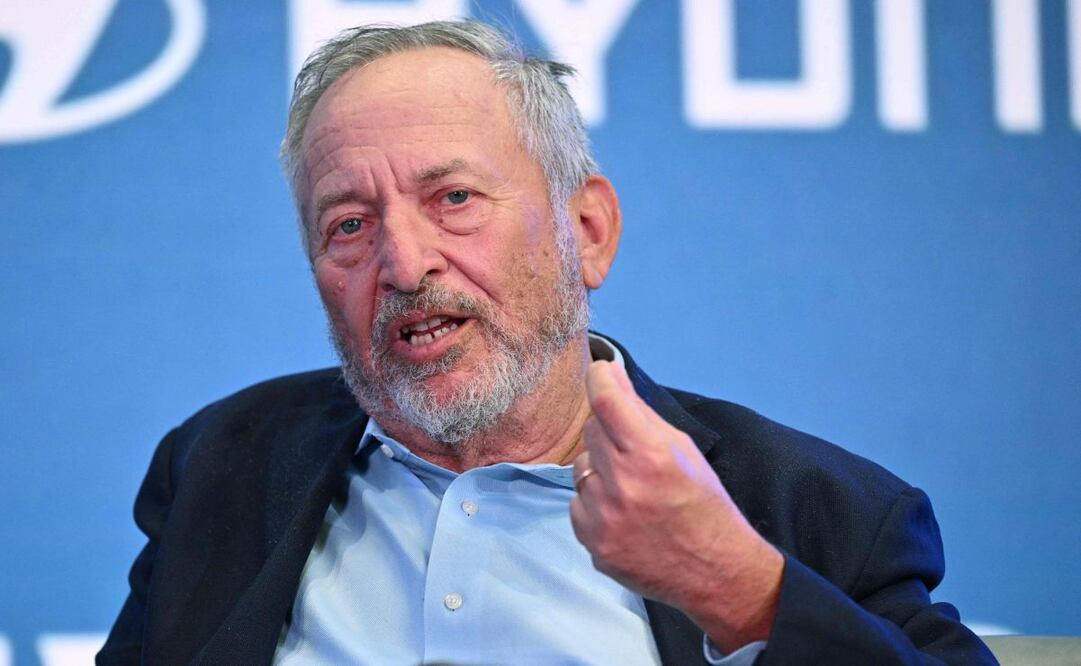 El exsecretario del Tesoro de Estados Unidos, Larry Summers, intervino durante la Cumbre Económica Mundial en Washington, D.C., en abril de 2024. El 17 de noviembre, Summers anunció que se retiraba de sus compromisos públicos tras la publicación por el Congreso de correos electrónicos que evidenciaban una estrecha comunicación entre él y el fallecido delincuente sexual Jeffrey Epstein. Foto: AFP