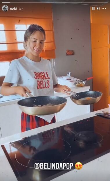 En pijama y chongo, Belinda le cocina huevos a Christian Nodal