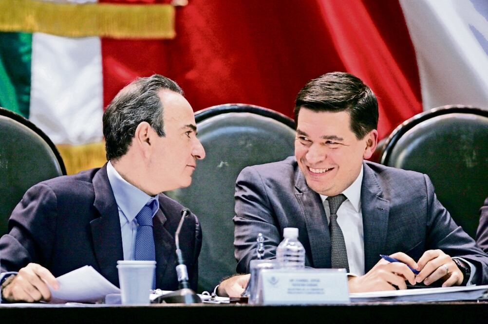 El diputado Estefan Chidiac (PRI) acompaña al subsecretario de Hacienda, Fernando Aportela, en su comparencia (IVÁN STEPHENS.EL UNIVERSAL)