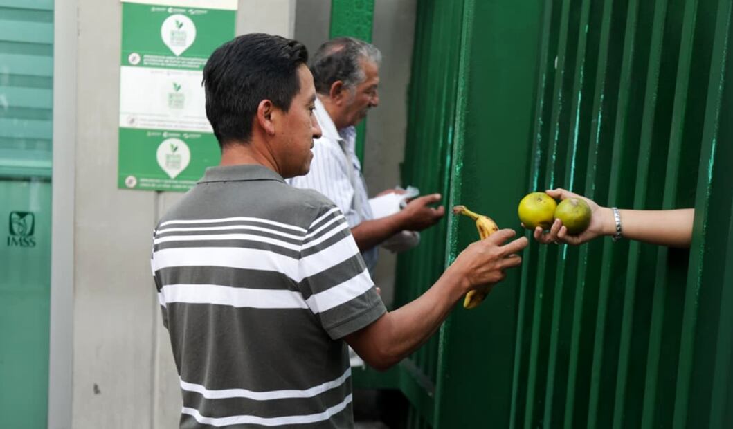 Voluntarios apoyan con comida a familiares de las víctimas por la explosión de pipa en Puente de la Concordia en Hospital Magdalena de las Salinas, en la Ciudad de México, el 11 de septiembre de 2025. Foto: Carlos Mejía/EL UNIVERSAL