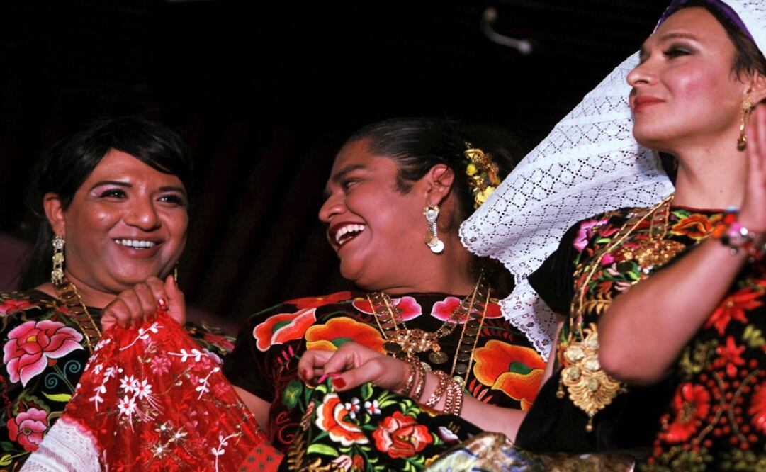 "Muxes", wearing traditional Zapotec women's costumes - Photo: Carlos Jasso/REUTERS