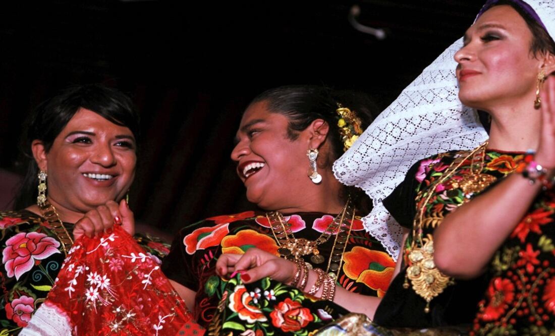 "Muxes", wearing traditional Zapotec women's costumes - Photo: Carlos Jasso/REUTERS