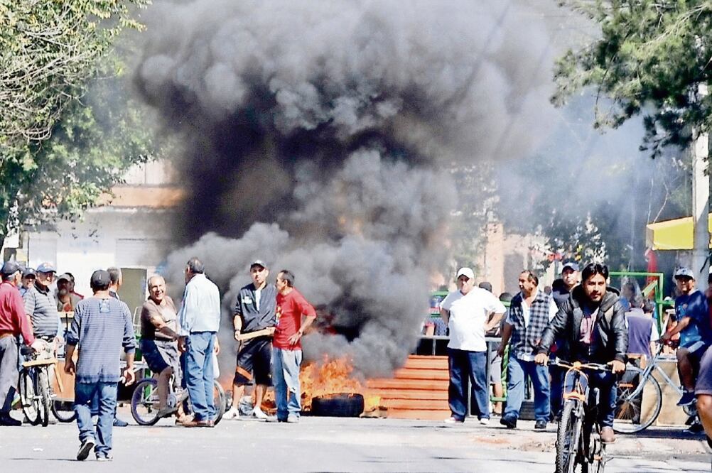 Algunas personas cerraron calles, quemaron neumáticos y obstaculizaron la entrada de las fuerzas de seguridad al deportivo. (ARMANDO MONROY. CUARTOSCURO)