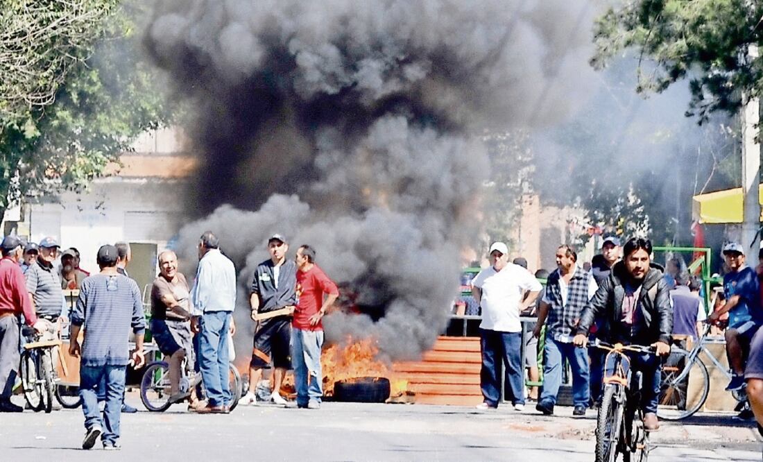 Algunas personas cerraron calles, quemaron neumáticos y obstaculizaron la entrada de las fuerzas de seguridad al deportivo. (ARMANDO MONROY. CUARTOSCURO)