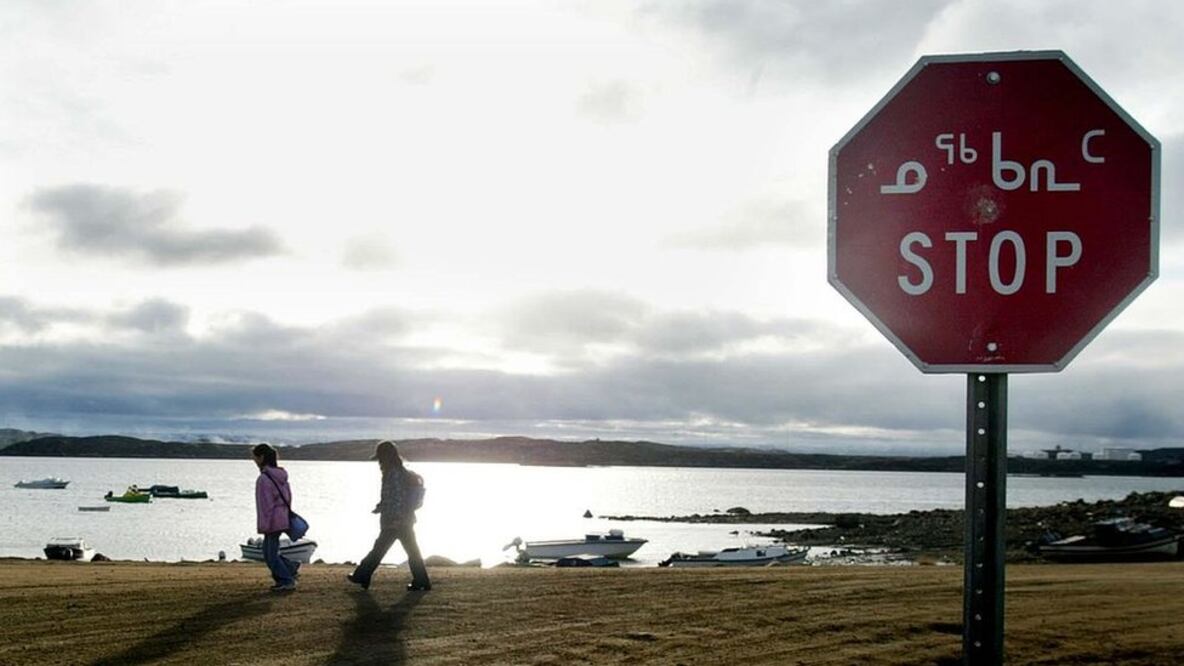 Dos niños inuit regresan de la escuela en Iqaluit. Foto: Getty Images