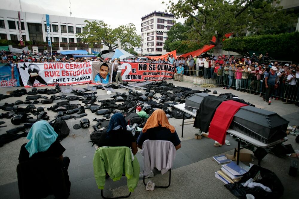 La retención ilegal de cuatro policías —entre ellos un federal—, por parte de maestros disidentes de Chiapas, permitió que los profesores negociaran con la liberación de seis de sus compañeros detenidos durante los enfrentamientos en la entidad, en protesta por la evaluación docente. 