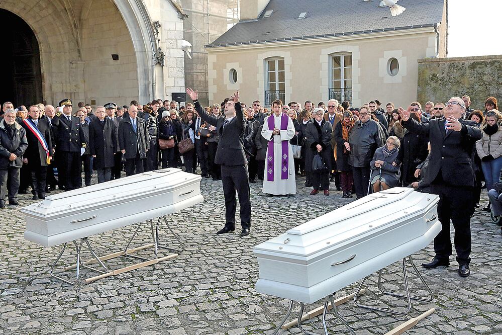 Ayer Francia llevó a cabo funerales de las víctimas de los atentados en París (AP)
