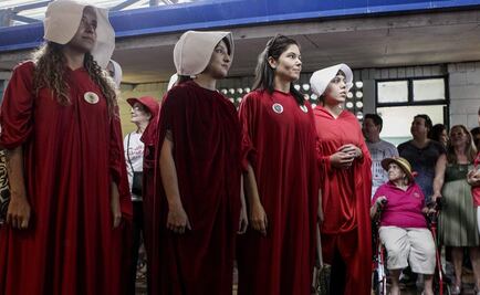 Mujeres votan en Costa Rica vestidas como en "El cuento de la criada"