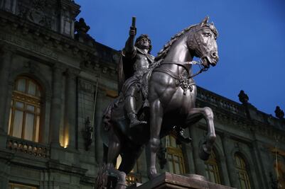 Estrena escultura de El Caballito iluminación especial