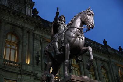 Estrena escultura de El Caballito iluminación especial