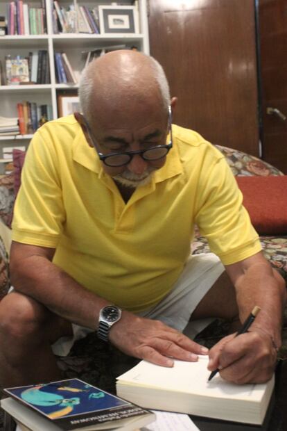 Leonardo Padura firmando sus libros en La Habana, Cuba. CRÉDITO VICENTE ALFONSO