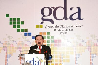 Propone Ealy frente global para proteger la libre expresión