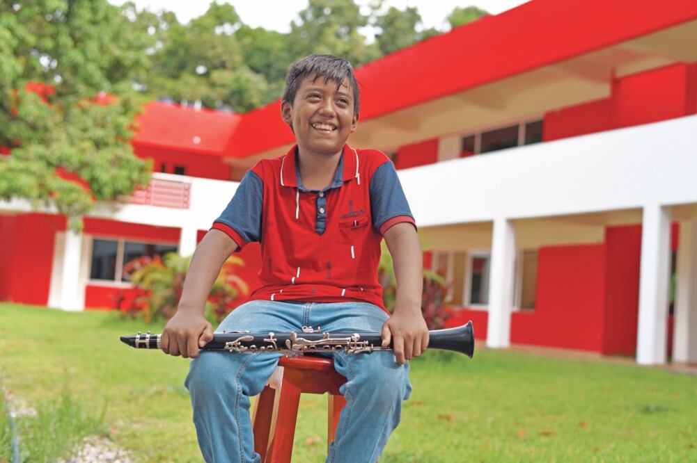 A José Ángel López Hernández, de 10 años, le ha ayudado tocar el clarinete en la Orquesta y Coro Infantil y Juvenil Renacimiento, en Acapulco, aunque ya se acostumbró a ver hombres armados y delincuencia en El 30, su pueblo (FOTOS: SALVADOR CISNEROS)