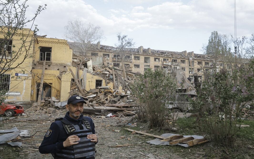 Rusia bombardea Kiev. En la imagen un edificio afectado por el ataque ruso en la capital de Ucrania, el 24 de abril del 2025. Foto: EFE/Archivo
