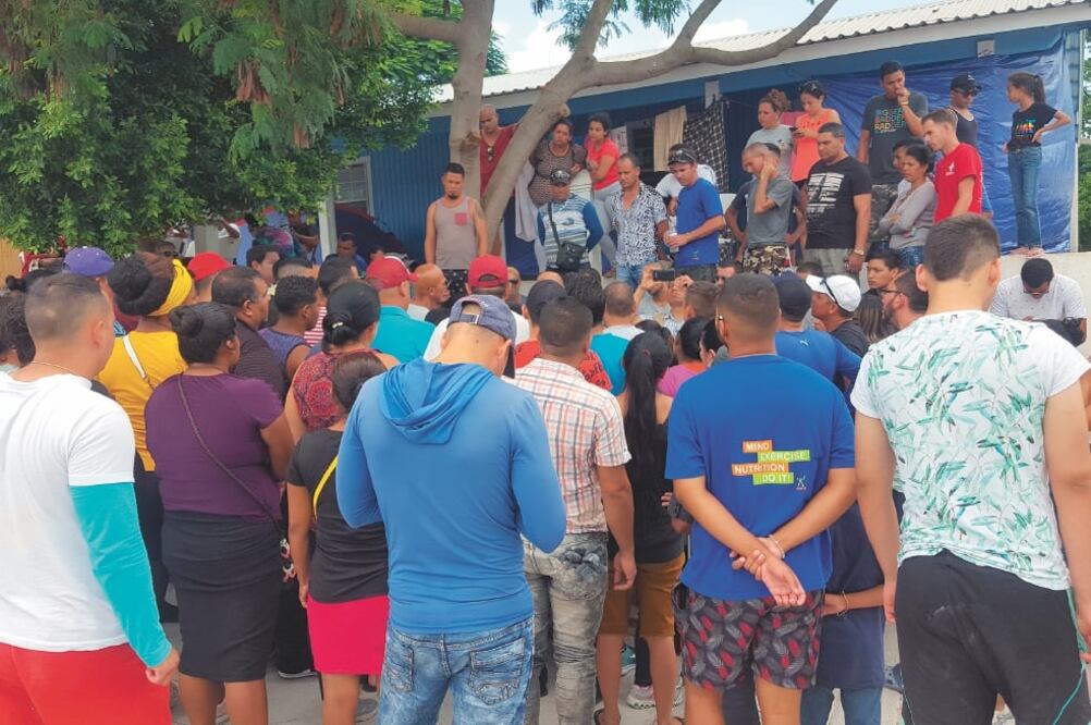 Unos 200 migrantes se apostaron frente a la Casa Senda de Vida para denunciar la corrupción de los agentes del INM de Reynosa, Tamaulipas. Foto: SANDRA TOVAR. EL UNIVERSAL