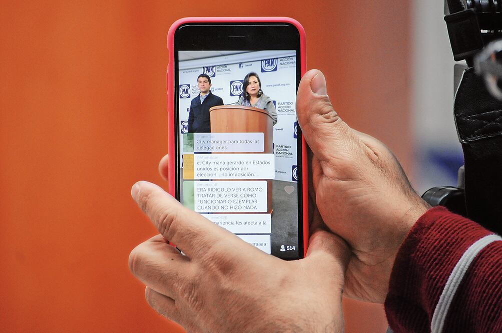 Mauricio Tabe y Xóchitl Gálvez llamaron a que no se pongan trabas al uso de Periscope en el desempeño de sus funciones (DIEGO SIMÓN. CUARTOSCURO)