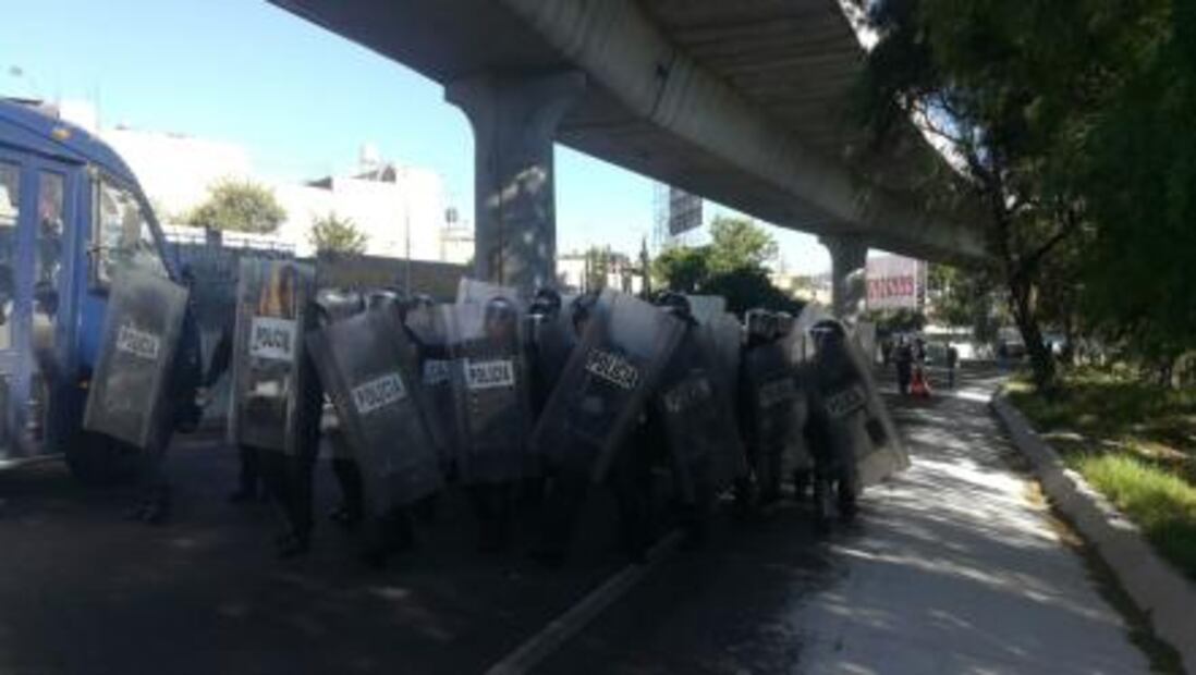 Policías impiden entrada de maestros en salidas a Cuernavaca, Puebla y Toluca