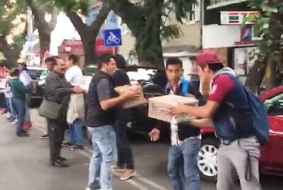A un brazo de distancia, universitarios muestran solidaridad
